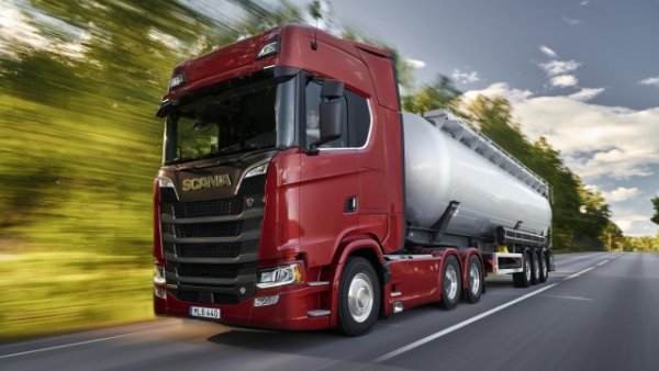 Scania пое скиптъра на най-мощния пътен влекач през 2020 г. с пускането на модела 770S от своята гама V8 : 16-литров двигател със 770 HP и 3700 Nm въртящ момент, способен да работи както с дизел, така и с биогориво HVO.

Това е универсално превозно средство, способно да доставя голяма мощност с ниска консумация благодарение на работата по ефективността. Може да бъде оборудван с 8, 12 или 14-степенна скоростна кутия, като също се предлага в конфигурация с две или три оси.